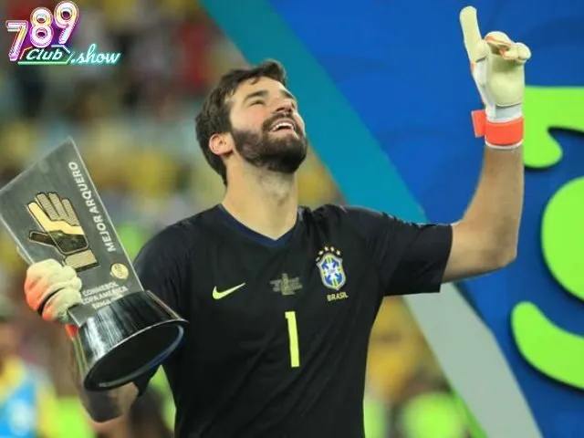 Alisson Becker người canh giữ khung thành của Liverpool