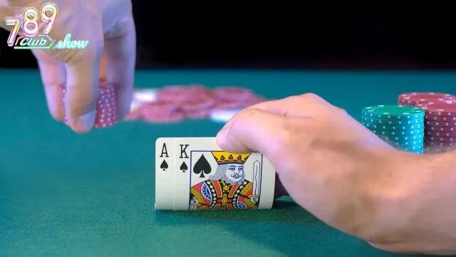 Tố là hành động tăng cược so với mức cược mở màn